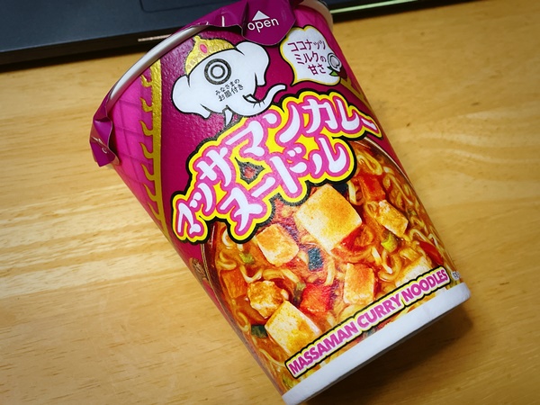 西友カップ麺クオリティ高い！マッサマンカレーヌードル | ヤムヤム